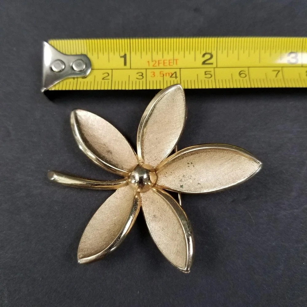 Vintage Trifari Gold Tone Textured Five Petal‎ Flower Brooch Pin Botanical MCM